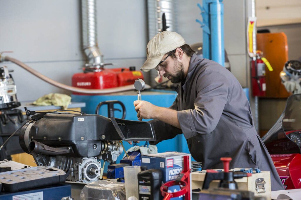 Mechanic fixing part of a vehicle