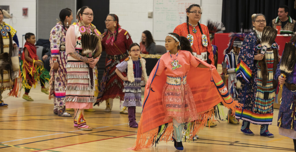 pow-wow 2019 - Indigenous dress and dancing